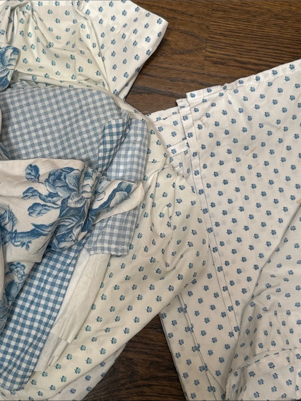 Classic Blue Floral and Dot Bedding Set 5pc- White & Blue